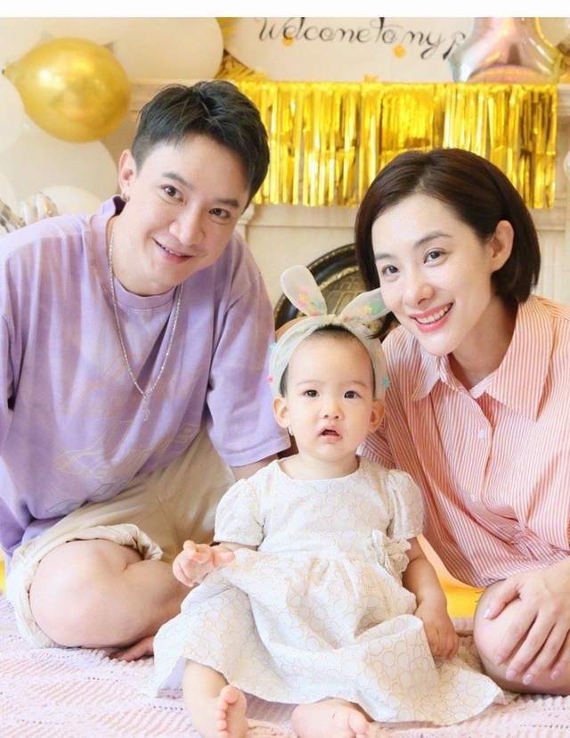 一身|刘璇女儿庆周岁，女儿正脸首曝光一家四口一张脸，她瘦脱相不敢认