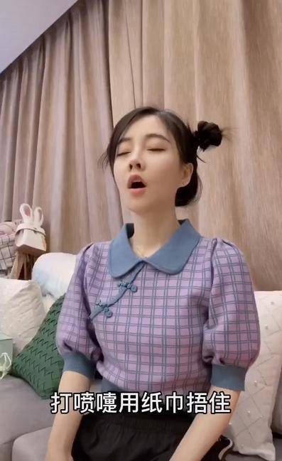 一身|冯提莫在家做科普，一身凉爽夏装好似娃娃，但与身边人像俩季节