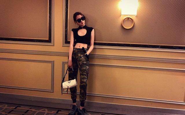 胸部|显胸装是高手级别的穿搭,关晓彤一试果然诱人,吸睛时髦适合夏日