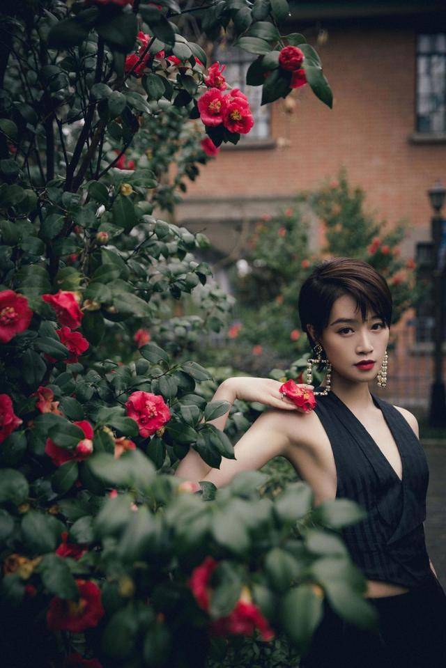 知识科普|蓝盈莹真敢穿，穿个裙子又是露背又是开叉的，特显身材。