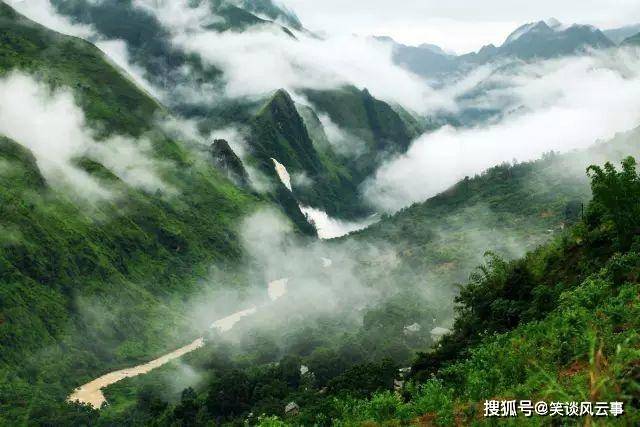 贵州坝陵河大桥旁边，一个很平常的山头建满别墅，不知做什么用的