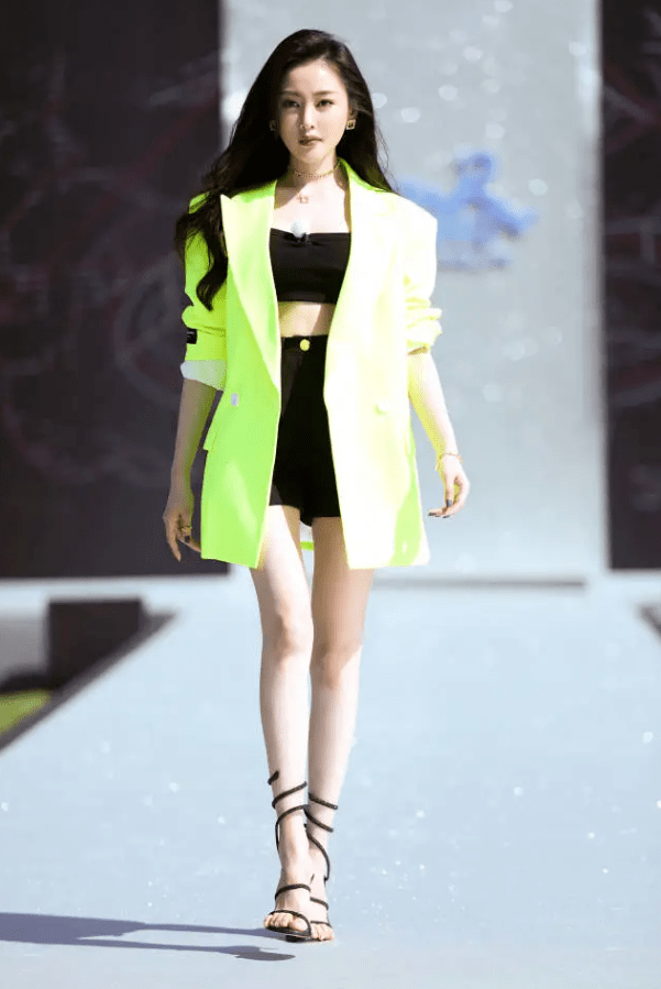 张天|有种“保守”叫张天爱嫌裙子太短，多加一层黑布，谁知巨显腿长