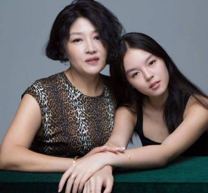 黑色|哈文真是个坚毅的女人，身穿黑白装挺朴素，但自身的高贵感藏不住