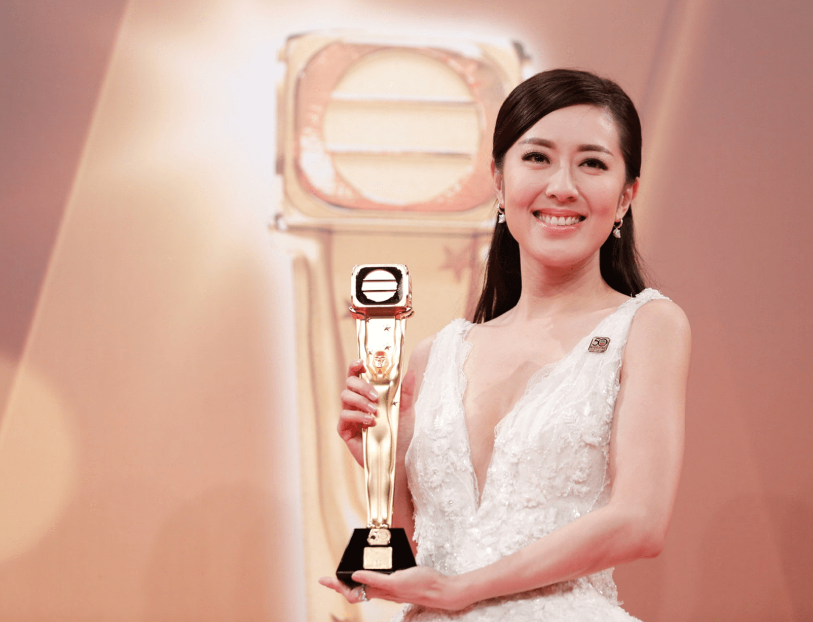 因为|TVB小花唐诗咏有意离巢，封后四年发展不得志，遭网络霸凌失工作