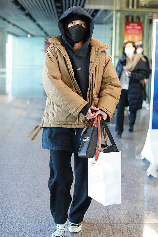 黑色|欧阳娜娜土黄色羽绒服配卫衣包裹严实,看着就暖和