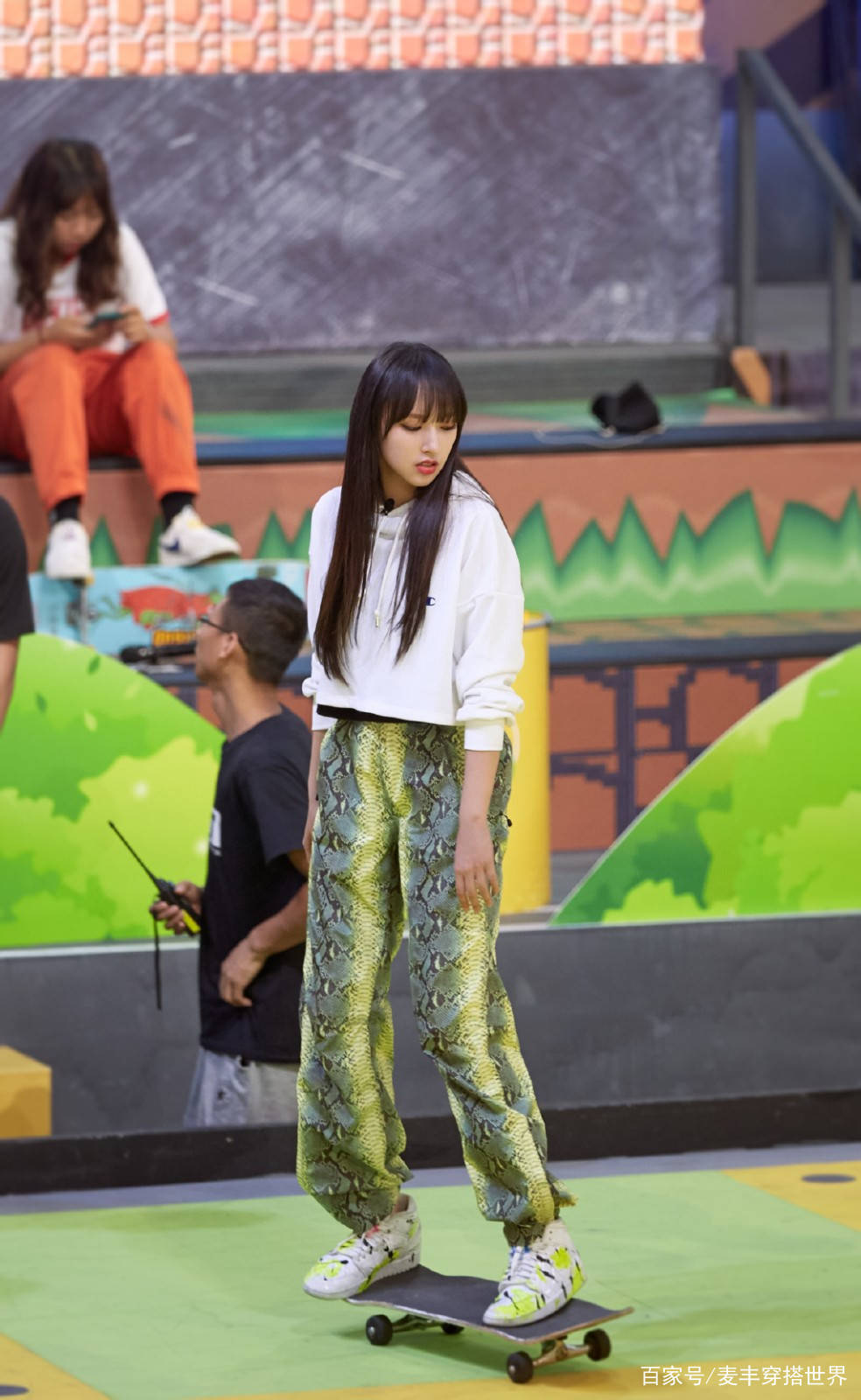 黑色|程潇颜值是真高，穿奶奶最爱的衬衫裙配帆布鞋，依旧美成洋娃娃