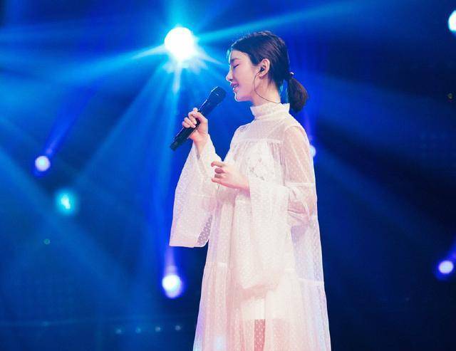 仙女|三十而已：钟晓芹穿白裙去离婚美如初恋，是她作为女人最后的傲娇
