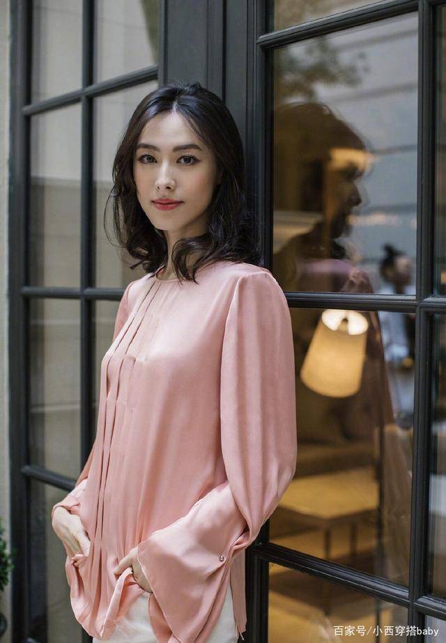 身材|梁洛施身材、气质好女神，小香风外套配牛仔裤，哪像3娃的妈妈？
