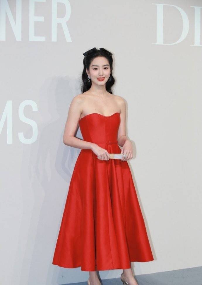 袭小|陈妍希一袭小红裙太时尚，虽然是当妈的人，但生图下身材也耐看