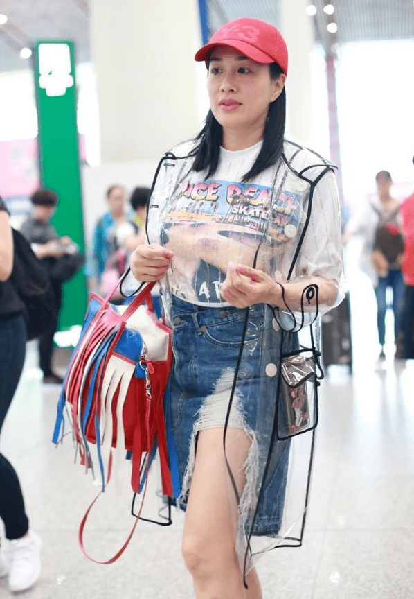 工装裤|钟丽缇再婚后愈发不羁！穿“透明风衣”走机场，一双腿暴露体重