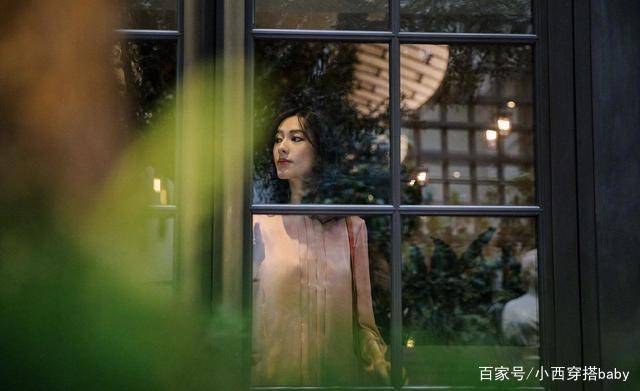 身材|梁洛施身材、气质好女神，小香风外套配牛仔裤，哪像3娃的妈妈？