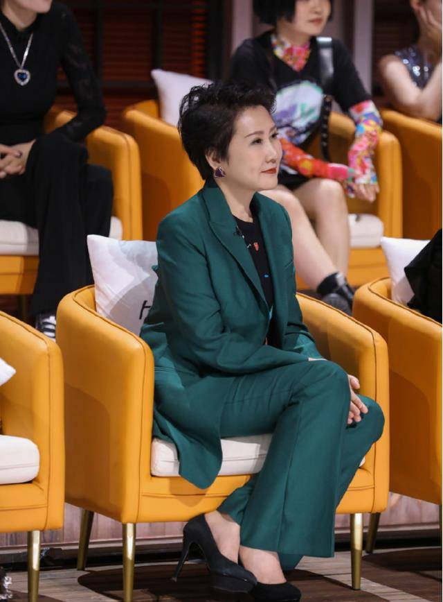 黑色|女明星齐聚节目真热闹,时尚造型琳琅满目,应采儿绿色西装很飒爽