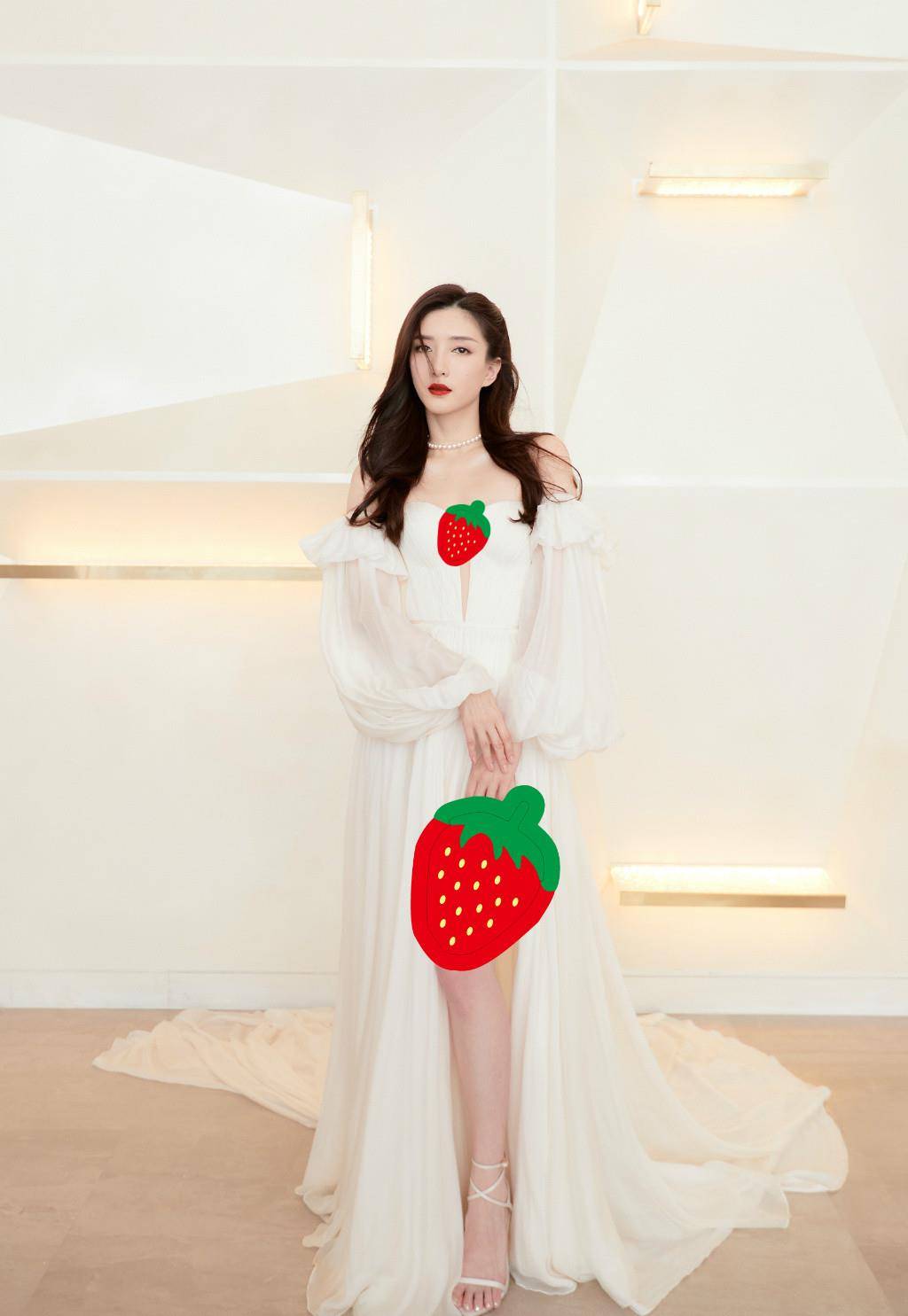 设计|星光大赏江疏影真忙，走完红毯还要当主持，连换俩深V裙惊艳全场