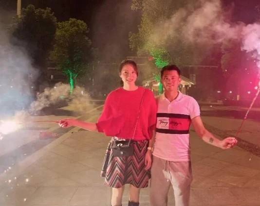 颜色|林丹老婆独自带娃！穿牛仔裤秀长腿，2万吊坠不及43万名表抢镜