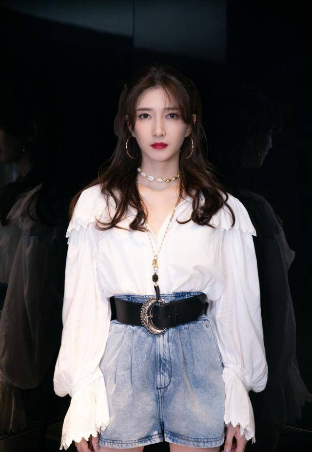 黑色|三十而已导演咋想的？江疏影衬衫配短裤一看就洋气，演柜姐不应该