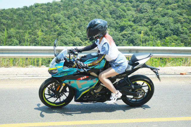 小姐姐聊车春风250sr为什么能深得女骑士青睐