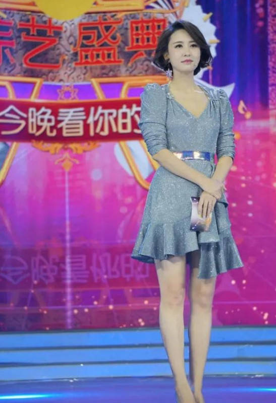 张蕾|央视主持人的时尚感有多强？难驾驭的紫色调，42岁张蕾也能hold住