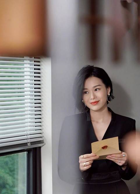 视觉|胡杏儿顶级凡尔赛，穿连体裤自曝增肥困难，三胎后肉眼可见的衰老