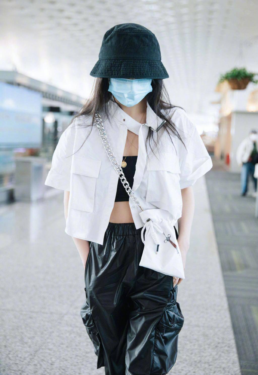 高个子|这个夏天不用秀腿也很时髦，这5个明星穿搭超显瘦，腿粗不用怕