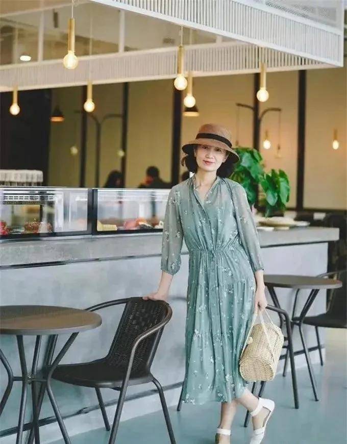 整体|女人50岁以后，夏天少穿T恤，瞧三木妈妈这样穿，优雅又时髦