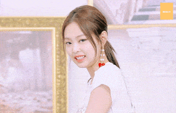 颜色|这种穿法最近火了,叫穿一边露一边,像Jennie这样轻松称霸朋友圈