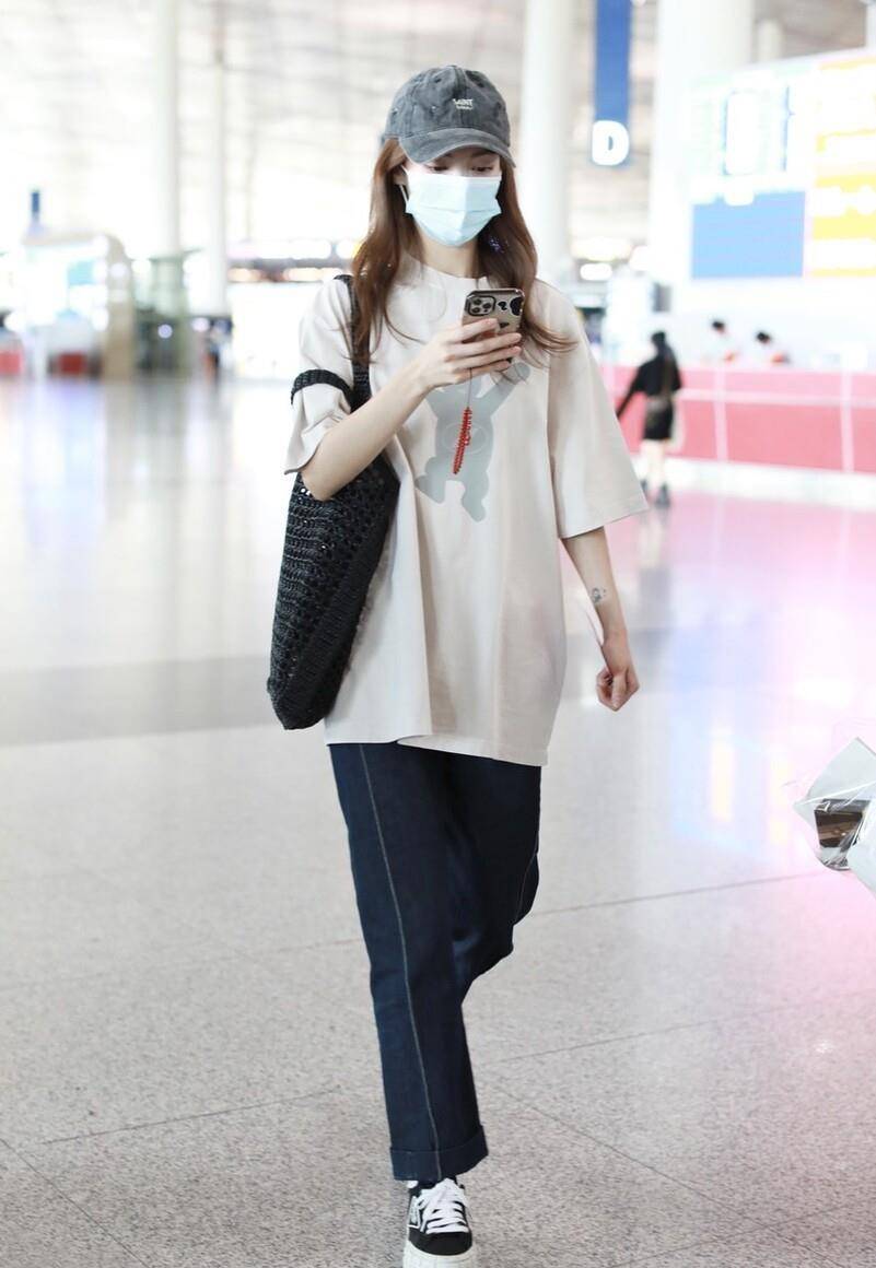 身材|金晨的造型时髦多变，在机场也穿得很洋气，一双拖鞋6千多真够豪