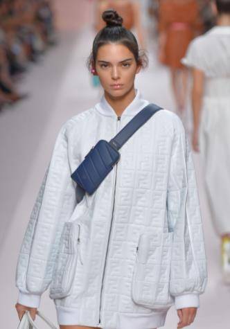 Jenner|最后一股清流也变卡戴珊风,肯豆穿着粉色睡裙参加派对,一言难尽