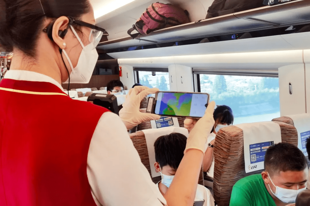 疫情|高铁乘务员“偷拍”乘客？哈哈哈，不好意思……