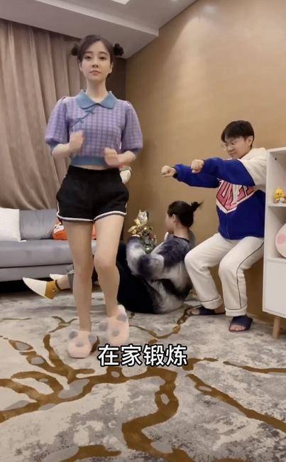 一身|冯提莫在家做科普，一身凉爽夏装好似娃娃，但与身边人像俩季节