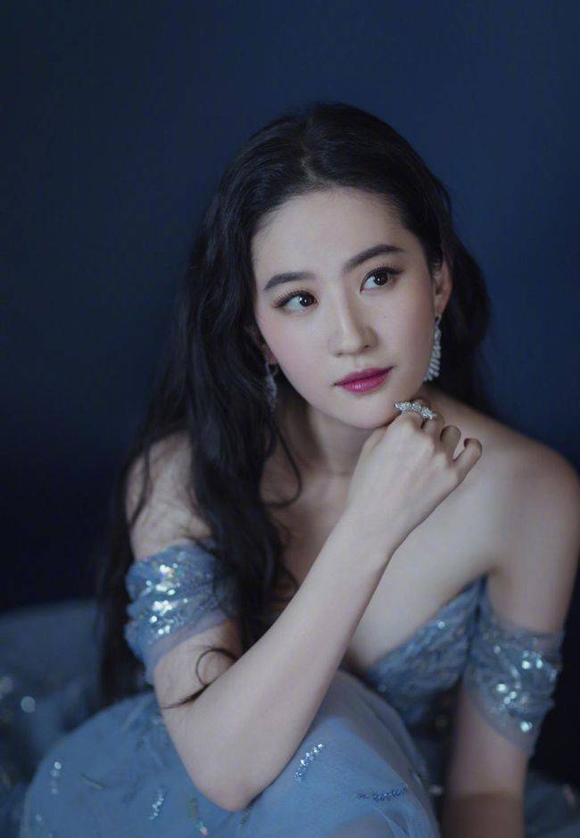 配饰|刘亦菲的精修图和本人差不多，一袭蓝裙美得动人，让人移不开眼