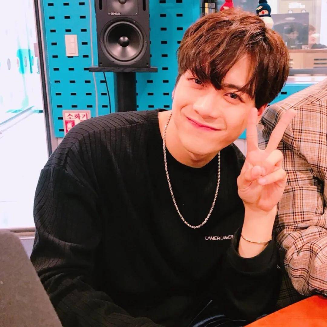 王嘉尔 | 台上荷尔蒙爆棚,台下私生活如何?