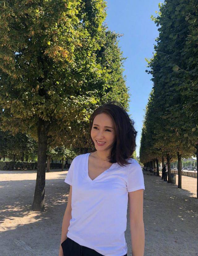 黑色|黎姿带娃逛街，自己拎10万包浑身名牌，3个女儿衣服反复穿真节俭