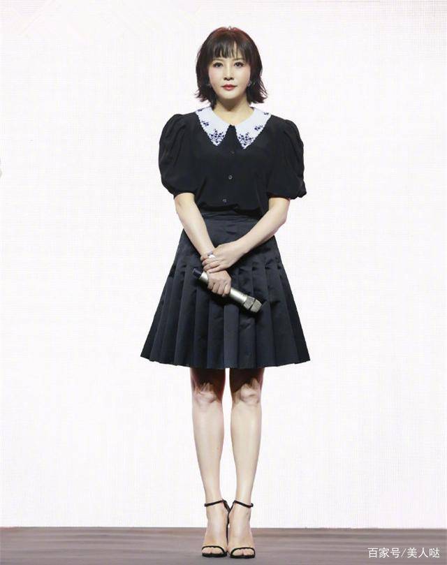 黑色|陶红终于剪掉十年长发,穿娃娃领配齐刘海短发,51岁嫩回31岁!