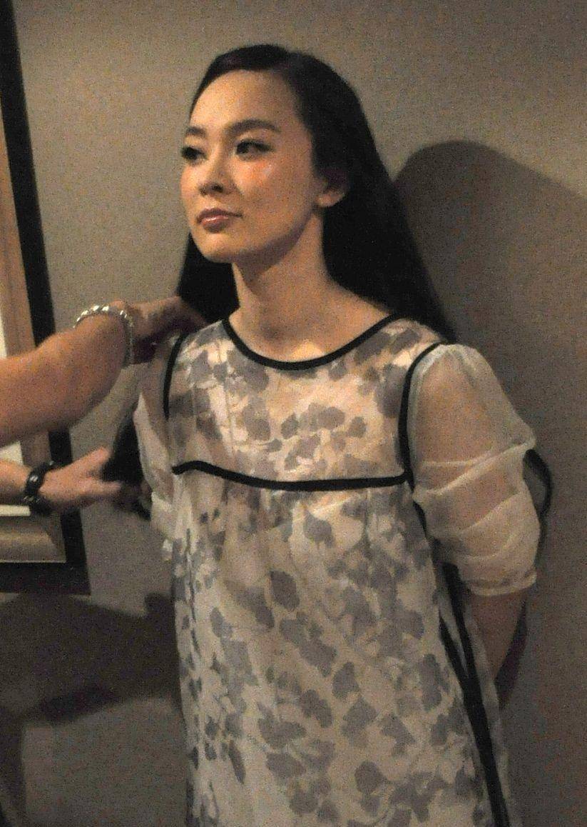 黑色|霍思燕的头肩比真优越，一袭挂脖长裙秀蝴蝶骨，但妆容有点显老了