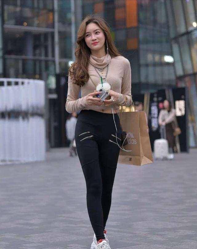 闪现|打底裤的裙摆摇曳，能够兼顾甜美美观与凉爽舒适，时尚有型