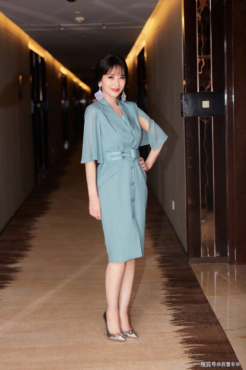 服装|赵雅芝就算老了也好时髦,一袭蓝色条纹印花裙配复古扇子,太美了