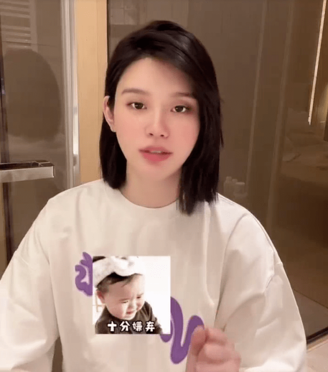 因为|奚梦瑶在家养胎心情好，穿宽松衣巧遮孕肚，化淡妆出镜气色超好