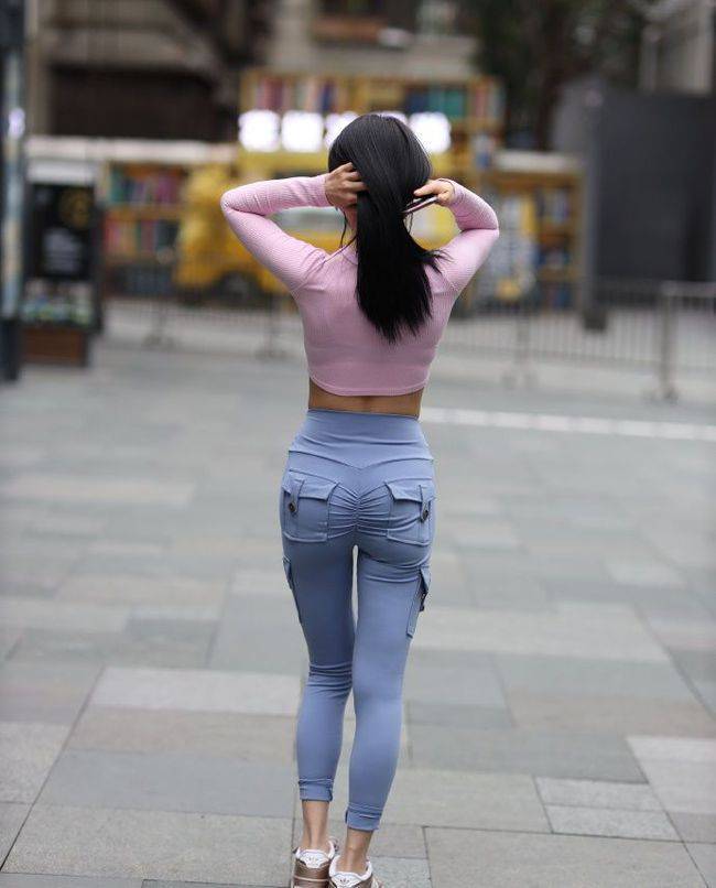 设计|街头美女瑜伽裤搭配粉色针织衫，既时尚又有活力！