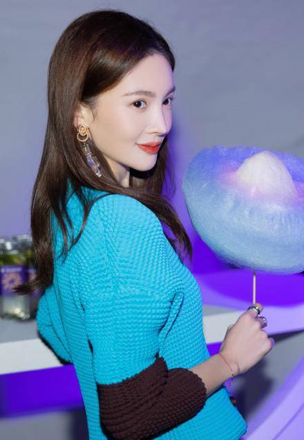 行走|金晨台下看秀也时髦，穿针织开衫显瘦又养眼，堪称“行走的衣架”