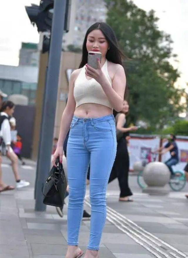 方法|牛仔打底裤搭配时尚深色上衣，甜美大方，适合高个子女神