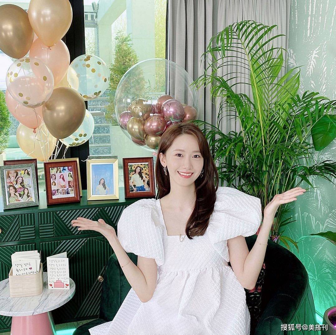 丝袜|林允儿Jennie撞衫，同款白色及膝裙，一个穿出了清纯感一个辣妹风