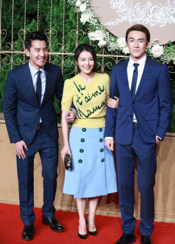 感觉|高圆圆又美了，黄色针织衫配半身裙甜美减龄，同框赵又廷一脸幸福