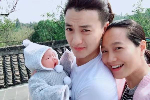 母则刚|朱丹首次晒二胎照片，单手抱娃逛街超娴熟，大腹便便产后恢复不理想