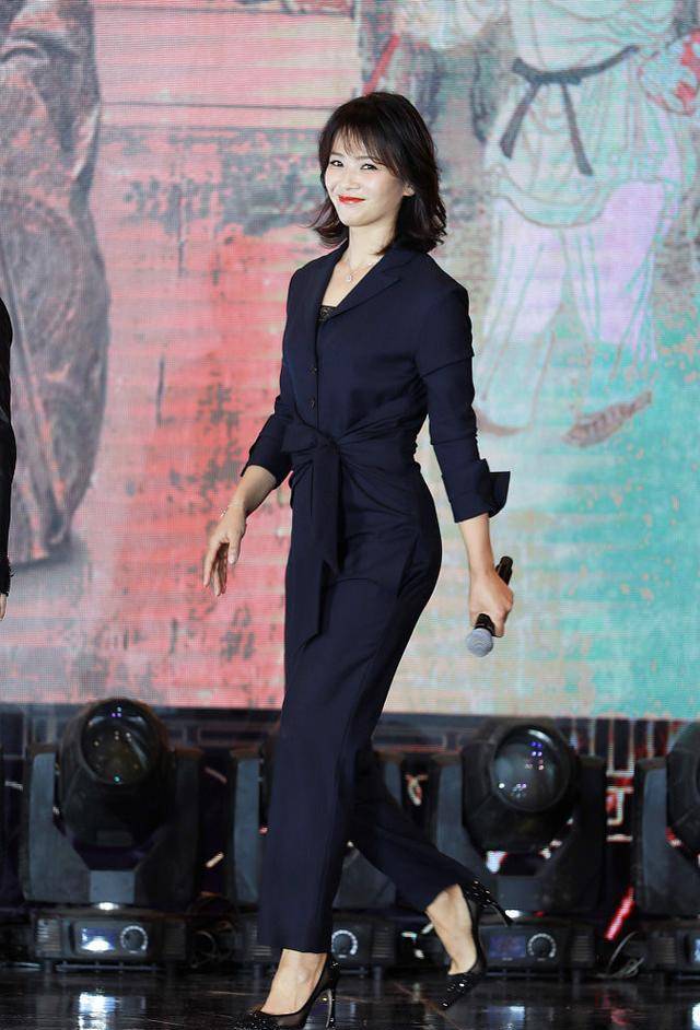 女生|《乘风破浪》郑希怡街拍，穿连体裤单手插兜够飒，就是发型太显老