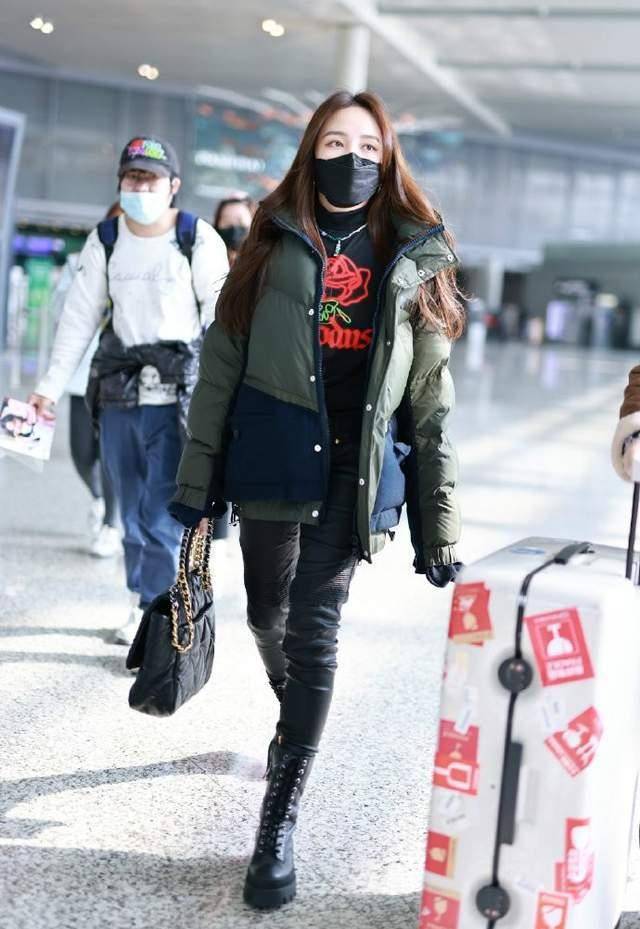 身材|孟佳机场街拍真飒，短款棉服配紧身裤，“女团身材”抢镜