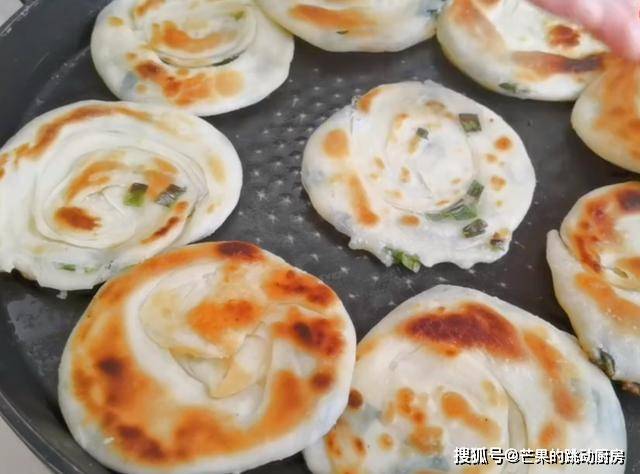 葱花|早餐别再吃油条了，1块钱饺子皮，一擀一卷，5分钟解决全家人早餐