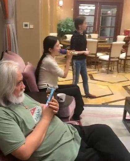 状态|张纪中娇妻素颜出镜大大方方，面容苍白憔悴，肚腩凸出似老妇人！
