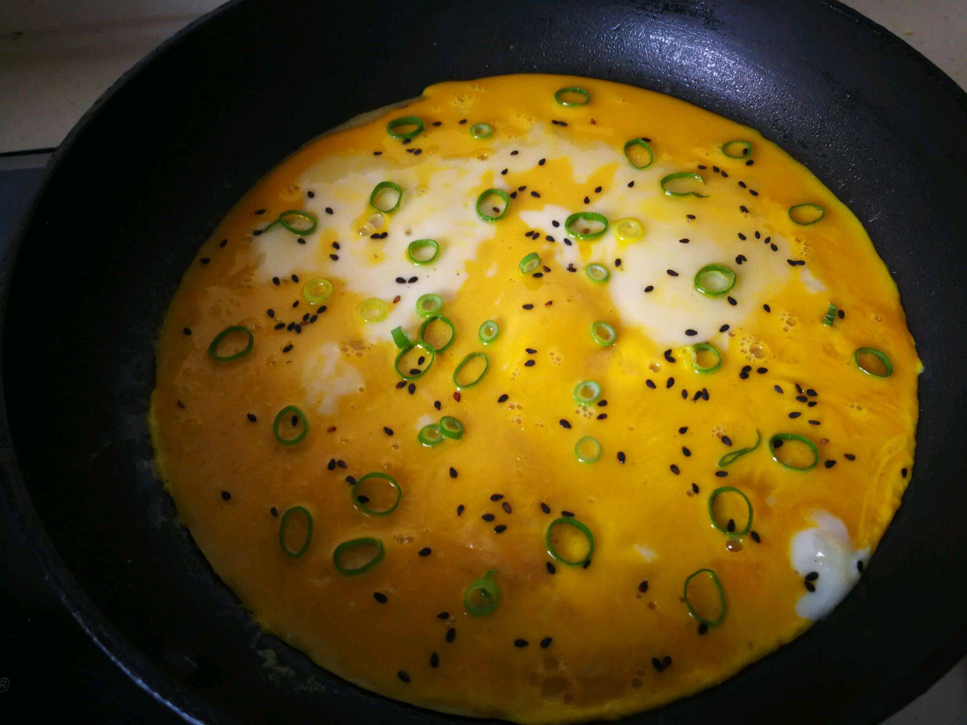 煎饼|早餐在家做鸡蛋煎饼，又薄又软，想吃什么加什么，方便快捷