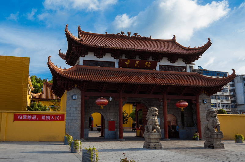 江西有座处在闹市中的寺庙，距今有1500年的历史，门票仅2元