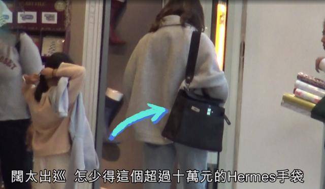 黑色|黎姿带娃逛街，自己拎10万包浑身名牌，3个女儿衣服反复穿真节俭